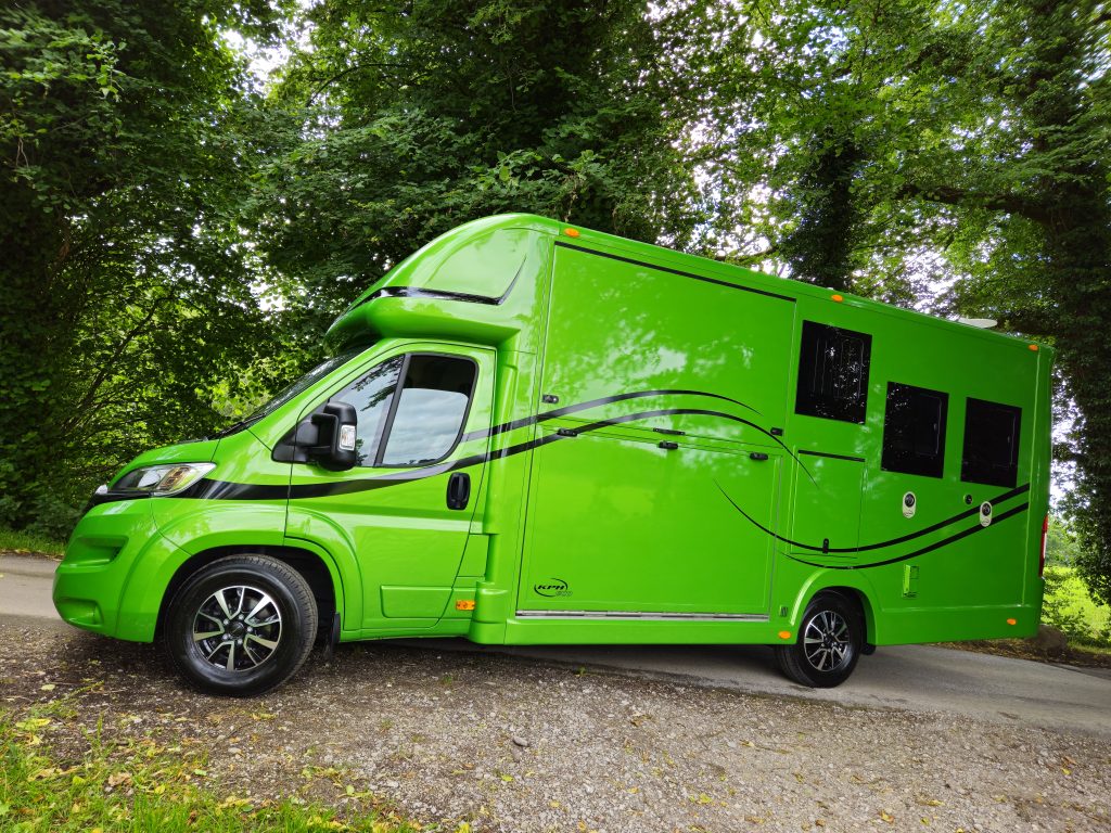 Aeos Discovery 45 horsebox in Emerald Pearl with KPH ECO